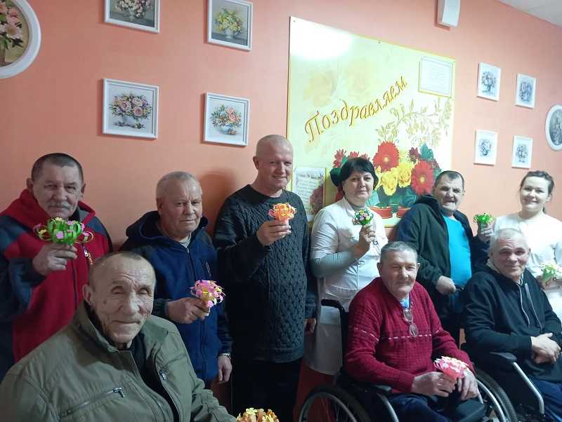 Корзиночки с цветами от мужчин