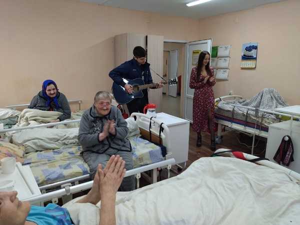 В гостях у немобильных получателей социальных услуг вокальная группа - 