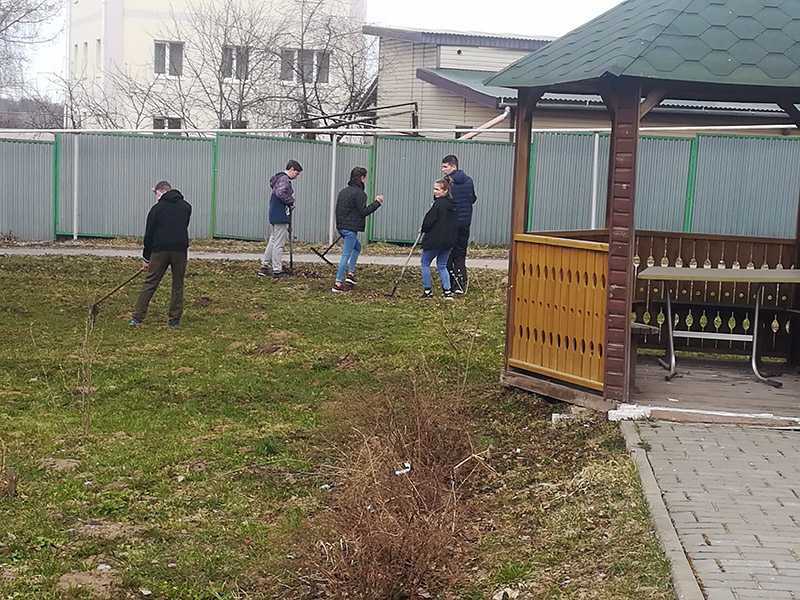 Субботник с волонтерским отрядом