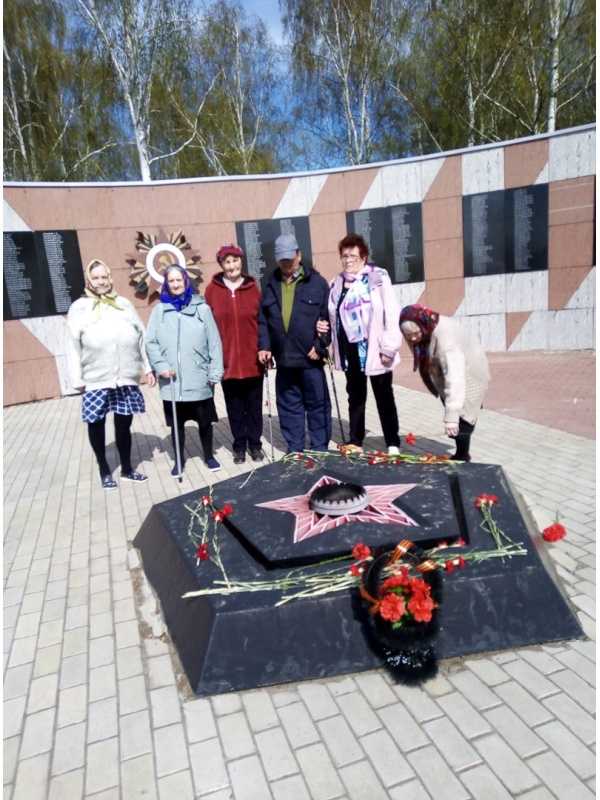 Возложение цветов к мемориалу погибшим воинам