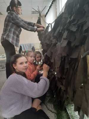 Воспитанники и сотрудники ГБУ «ОСРЦН «Бригантина» плетут маскировочные сети для участников специальной военной операции.