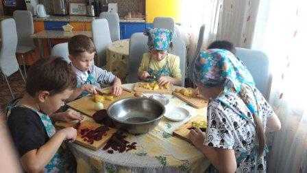 Поварята готовят витаминки