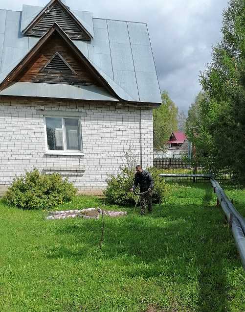 Покраска декоративного забора, покос травы.