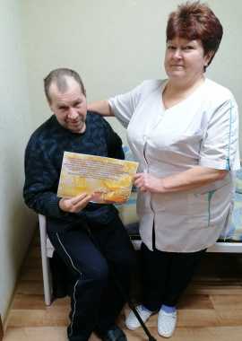 Вручение поздравительных открыток в честь международного дня инвалидов.
