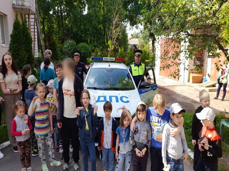 Сотрудники ГИБДД поздравили детей 