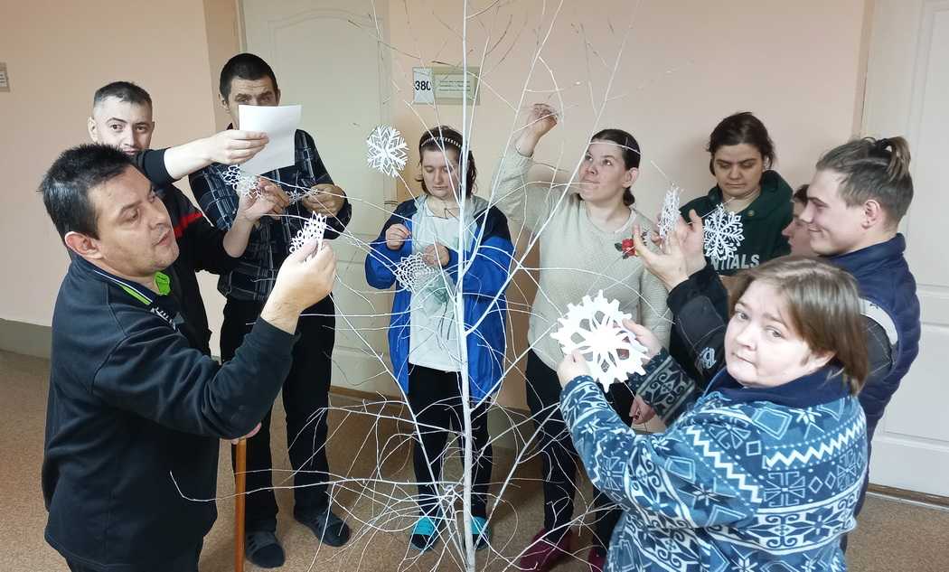 Творческое занятие «Чудесные снежинки».