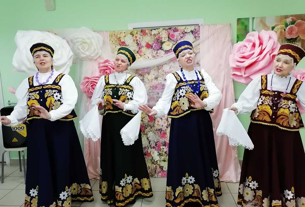 «С праздником весны, милые женщины!»