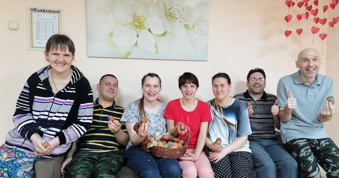 Украшение пасхальных яиц.