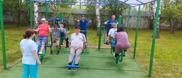  Занятие на уличной тренажерной площадке