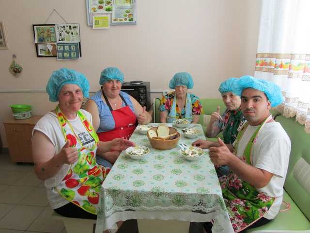 Занятие кружка «Уютный дом» приготовление салата из крабовых палочек