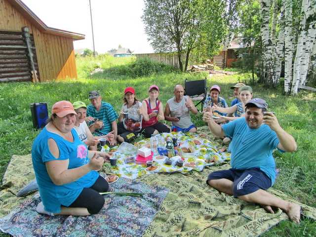 Летний отдых на берегу реки