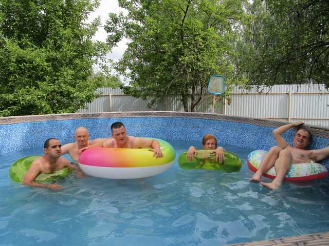 Купание в бассейне