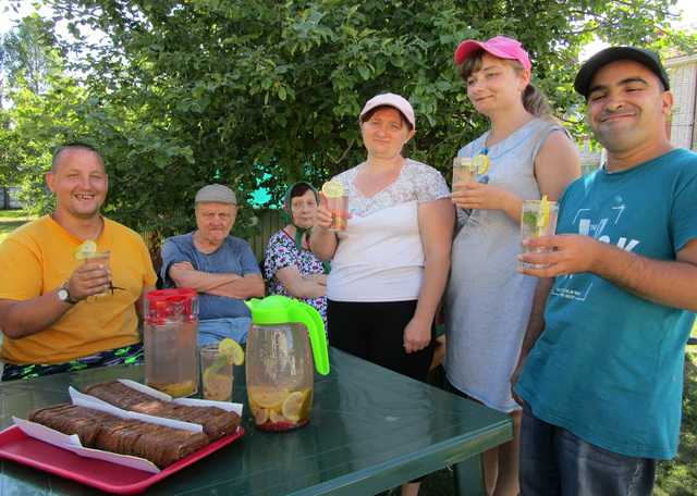 Приготовление напитка с лимоном и мятой
