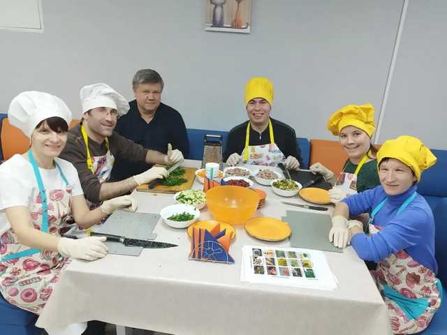 Мастер-класс по приготовлению салата, организованный общественной организацией «Верас»