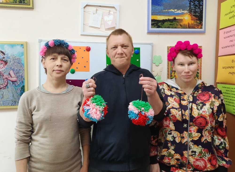 Изготовление бус из помпонов разных цветов пряжи