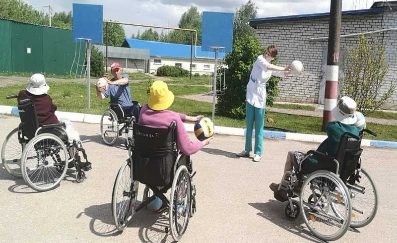  Занятие по баскетболу с немобильными получателями социальных услуг