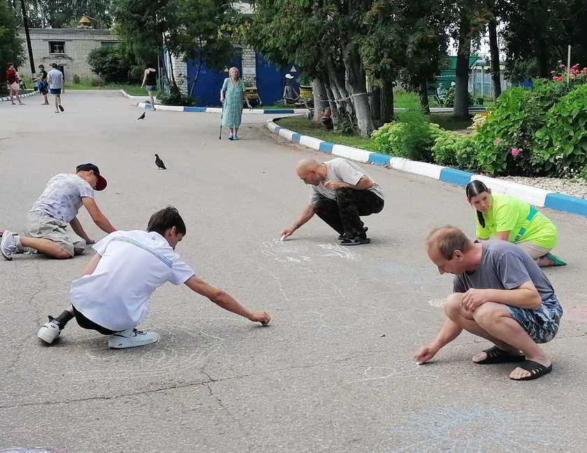 Конкурс рисунков на асфальте «Мы родом из детства…»