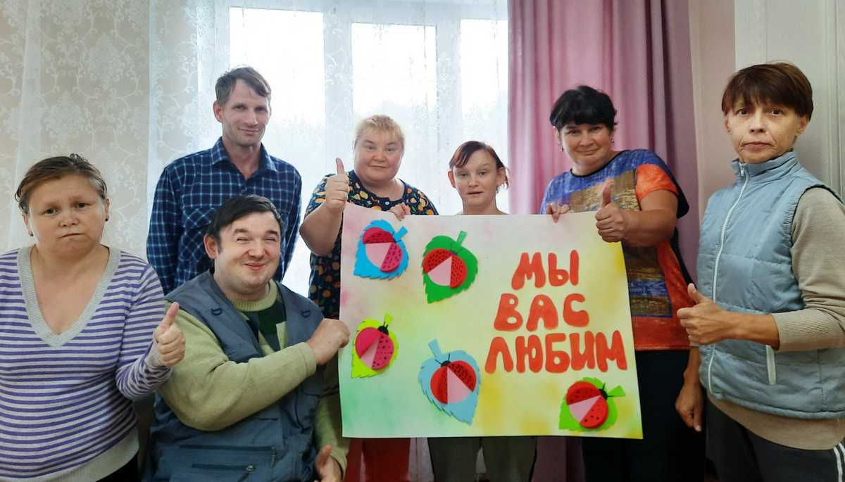 Оформление объёмной открытки «Божья коровка» к празднованию Декады пожилого человека.