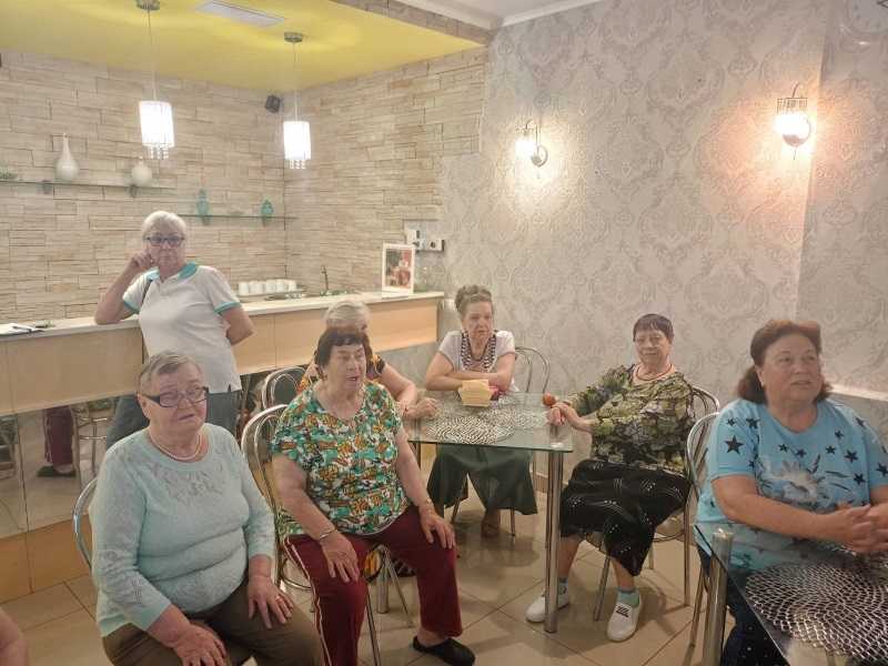 Отдыхающие поют в караоке