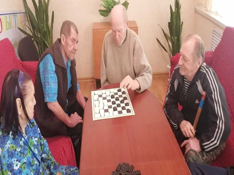 Игровая терапия: (шашки,домино)