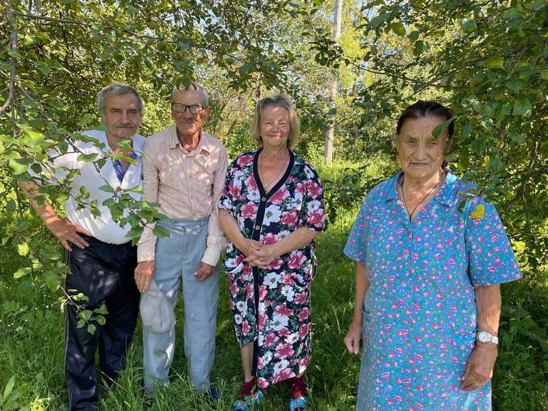 В саду дома-интерната очень любят проводить время получатели социальных услуг. Богатый урожай слив, вишни и смородины радует своих жителей.