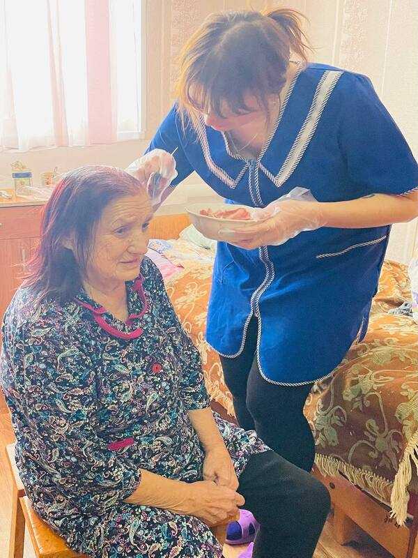 Получатели социальных услуг получили парикмахерские услуги