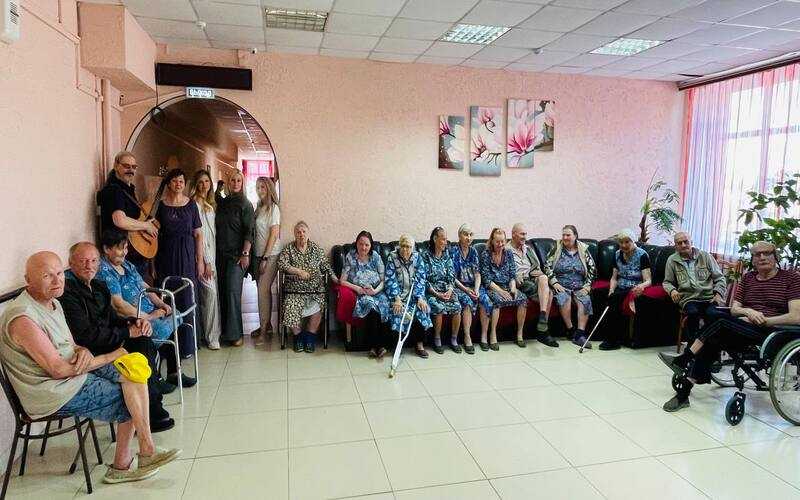 Сотрудники Главного научного инновационного внедренческого центра пришли поздравить получателей социальных услуг с майскими праздниками.