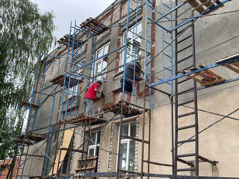 В учреждении начался долгожданный ремонт фасада основного здания