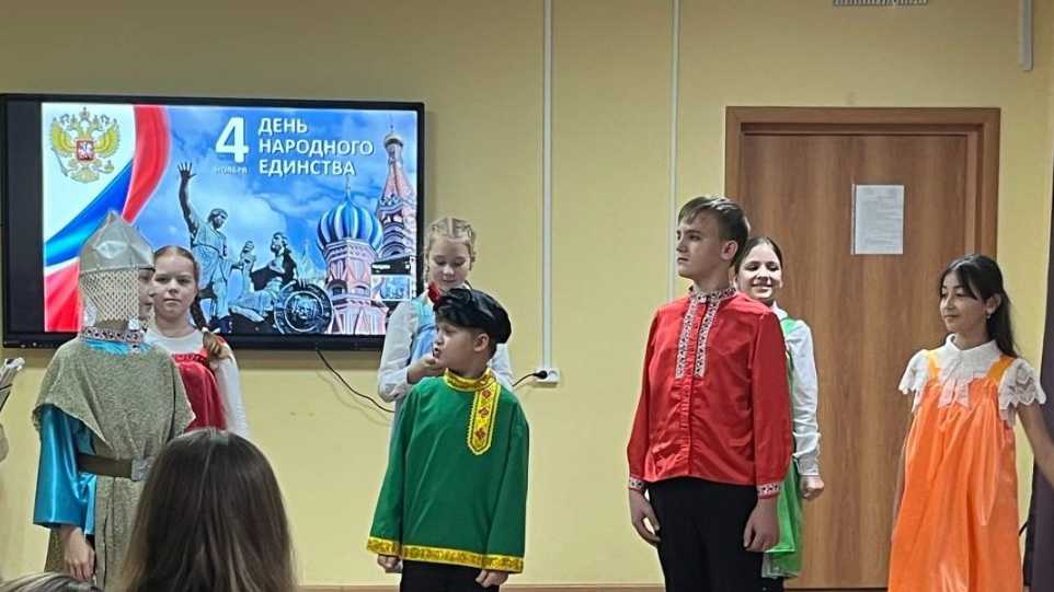 ВЫСТУПЛЕНИЕ КОЛЛЕКТИВА ШКОЛЬНОГО ТЕАТРА ЛИЦЕЯ № 82, ПОСВЯЩЕННОЕ ДНЮ НАРОДНОГО ЕДИНСТВА