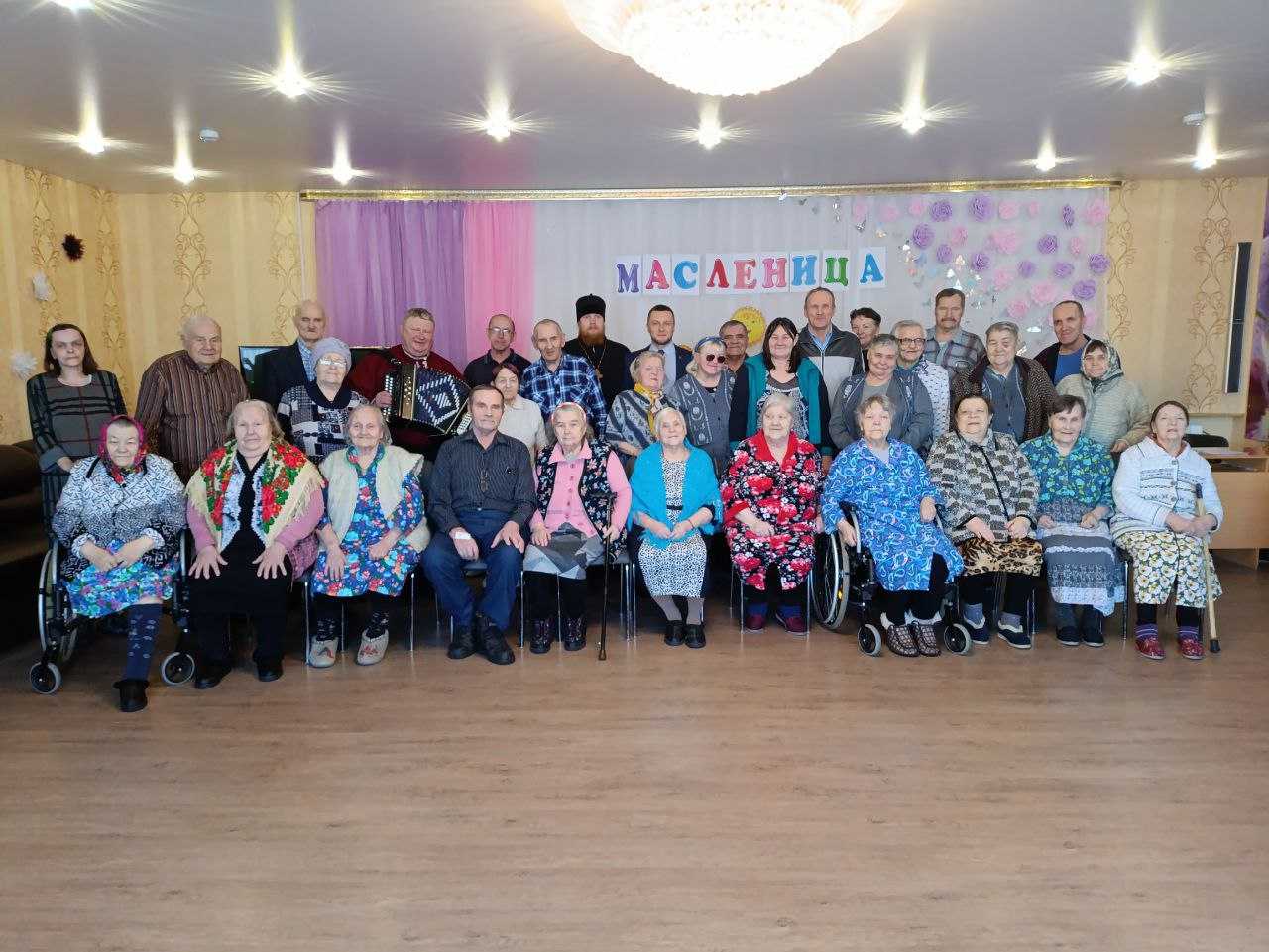28 февраля наше учреждение посетили депутат Совета депутатов городского округа Шахунья Иван Николаевич Рыжаков, настоятель храма святителя Николая в селе Большое Широкое иерей Алексий Веселов и гармонист, входящий в золотую десятку России, Игорь Навалихин