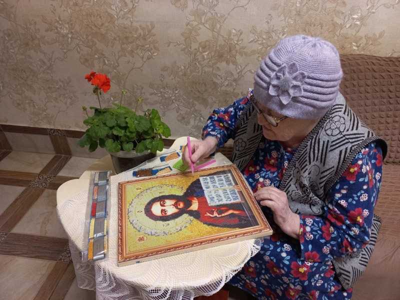 Получатель социальных услуг нашего учреждения заканчивает алмазную мозаику