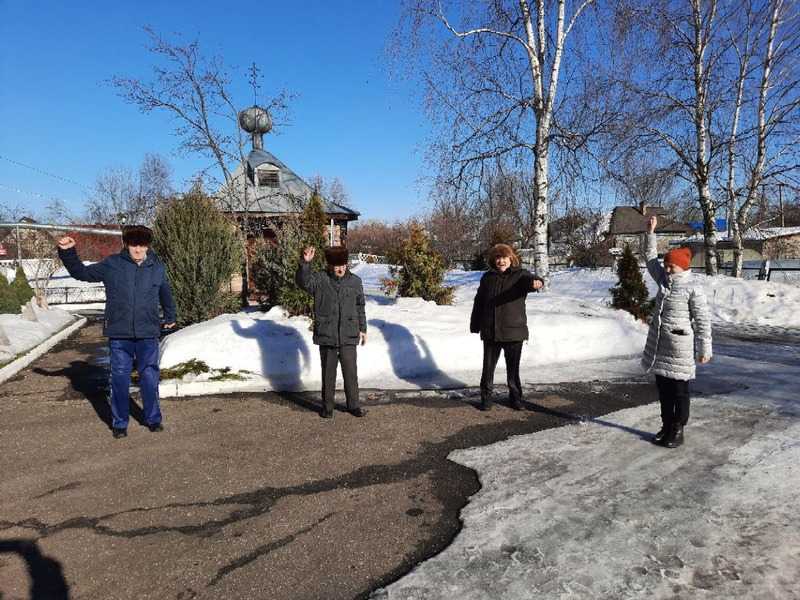 Инструктор ЛФК проводит занятия по лечебной физкультуре