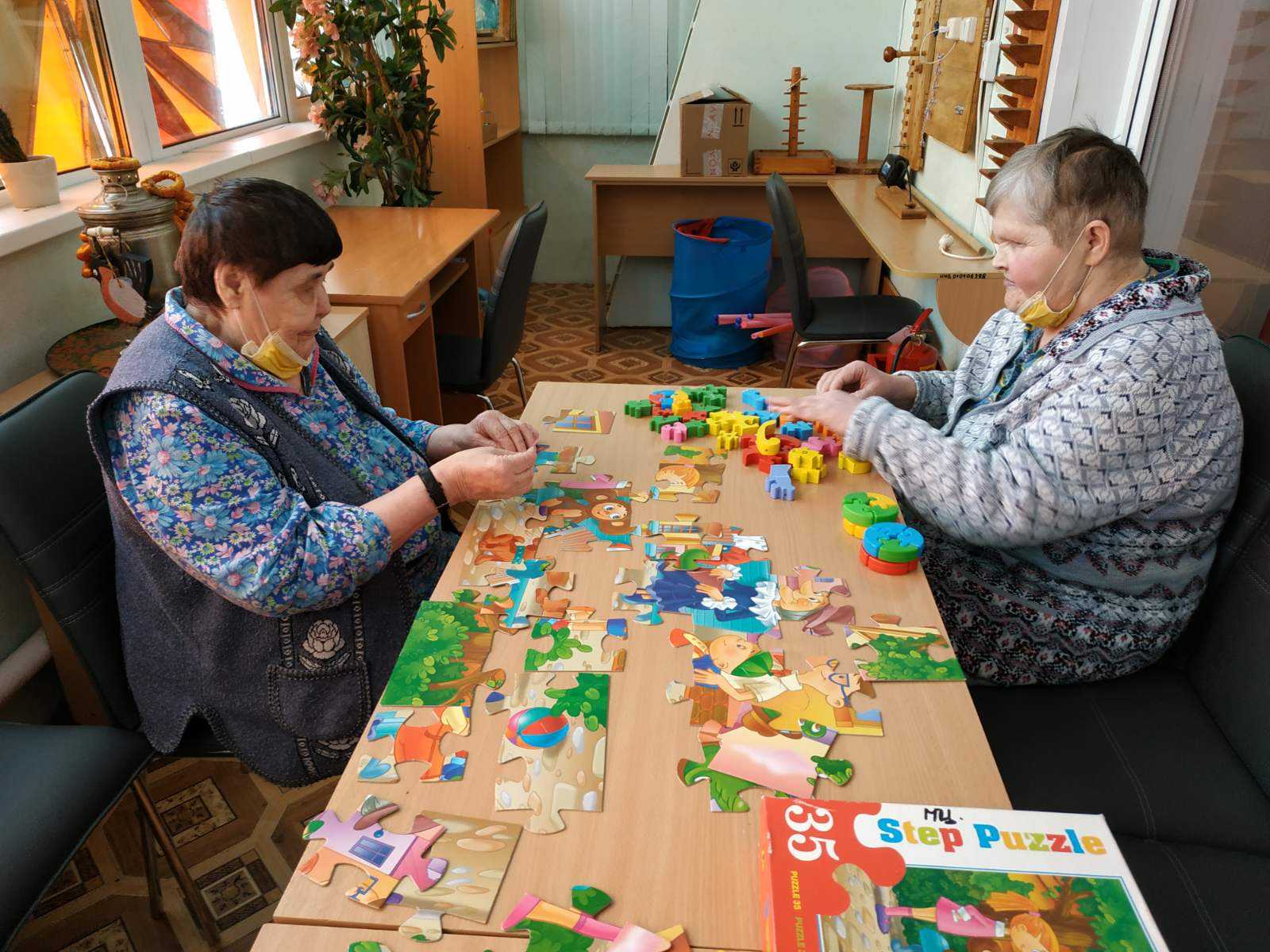 Проведение занятий с настольными играми (собирание пазлов, мозаики).