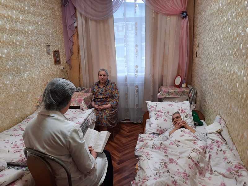 Чтение книг для немобильных получателей социальных услуг.