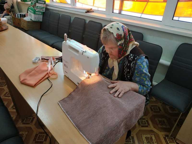 Получатели социальных услуг приступили к шитью экосумки