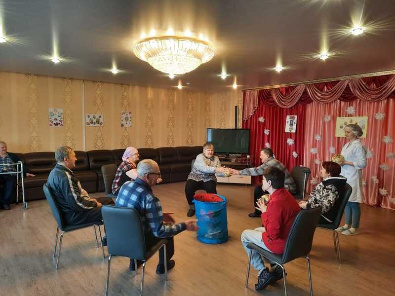 Игра с мячом с получателями социальных услуг