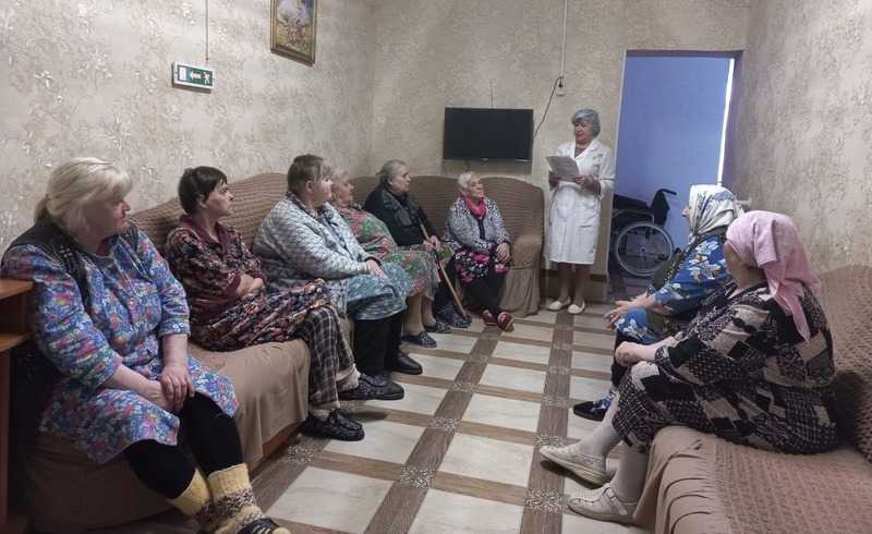 Беседа с получателями социальных услуг о правильном питании.