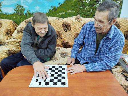 Час настольных игр «Шашки».