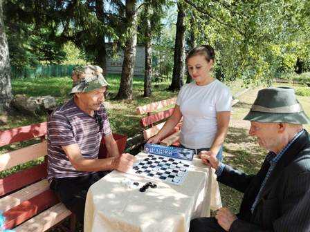 Час досуга: настольная игра «Шашки».