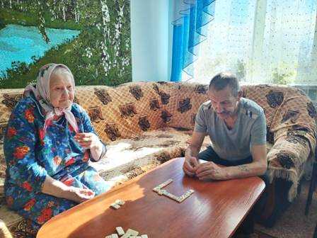 Время радости: играем в домино.