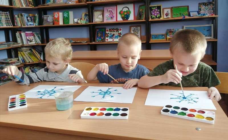 Снежинки – волшебные спутницы зимы, всегда разные и неповторимые, они неизменно сопровождают зиму. Снежинки вырезают из бумаги и картона.  А мы учимся рисовать снежинки.