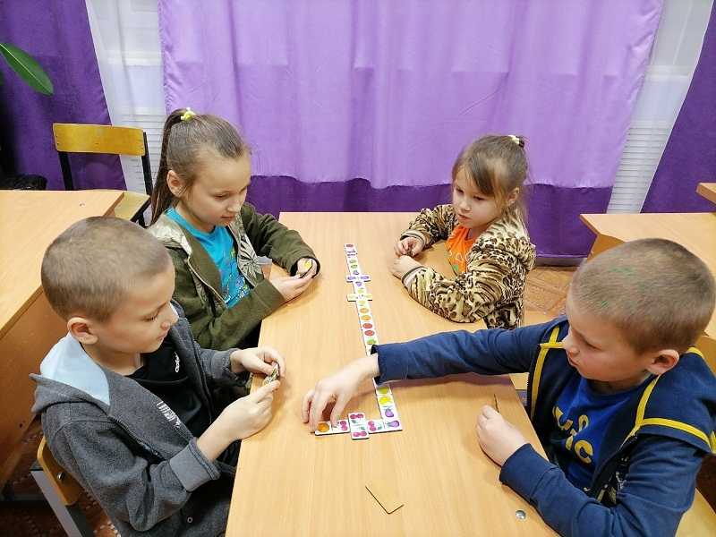 Детское домино -отличный способ провести время, а так же улучшить логическое мышление и память. Эта настольная игра увлекательна, причём участвовать в ней может одновременно несколько человек. Такое развлечение гарантирует часы веселья и творческой работы
