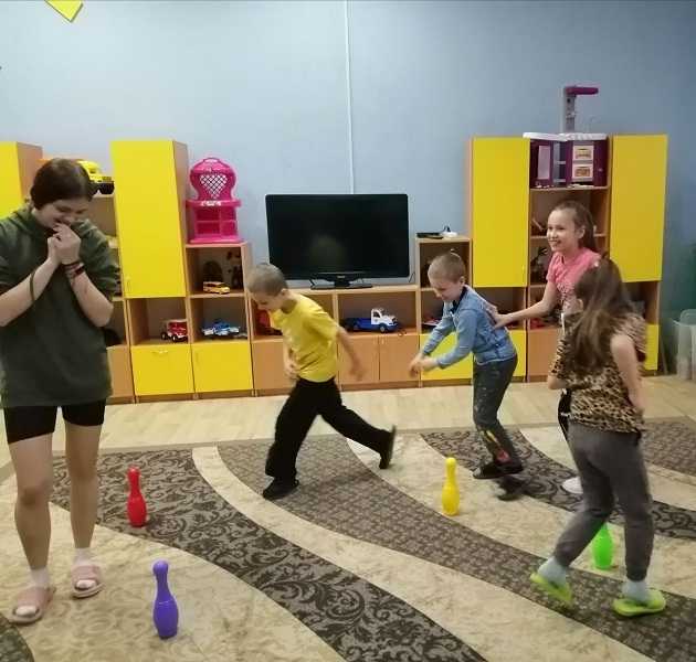 Игры малой подвижности ценны тем, что создают благоприятный эмоциональный климат в группе детей. Помогают обрести душевное равновесие, а также являются прекрасным вариантом для самостоятельных игр в компании сверстников .