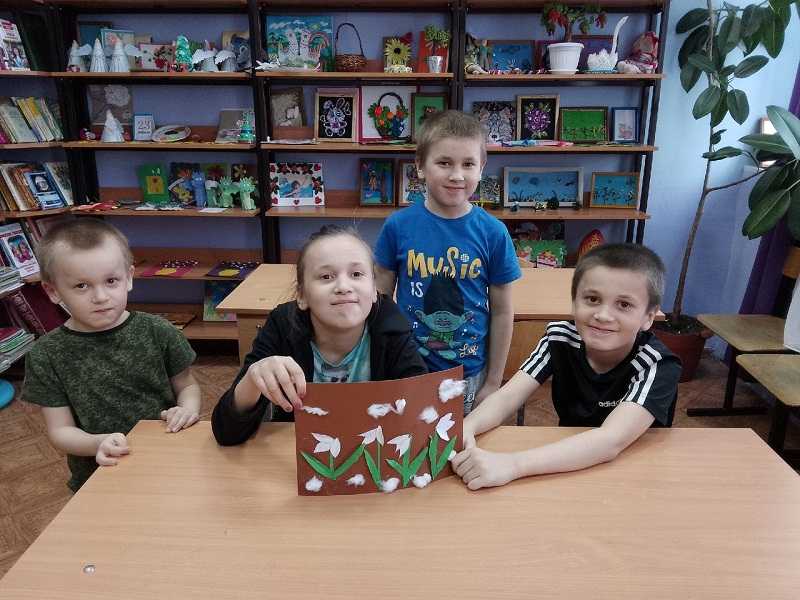 Сегодня, ребята сделали коллективную аппликацию 