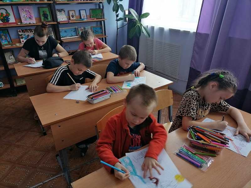 Весна пришла, и хотя зима ещё прощается с нами снегом и морозом, дети уже мечтают о солнце, тепле, первых цветах и ручьях. Теме прихода весны посвящена выставка рисунков наших воспитанников 