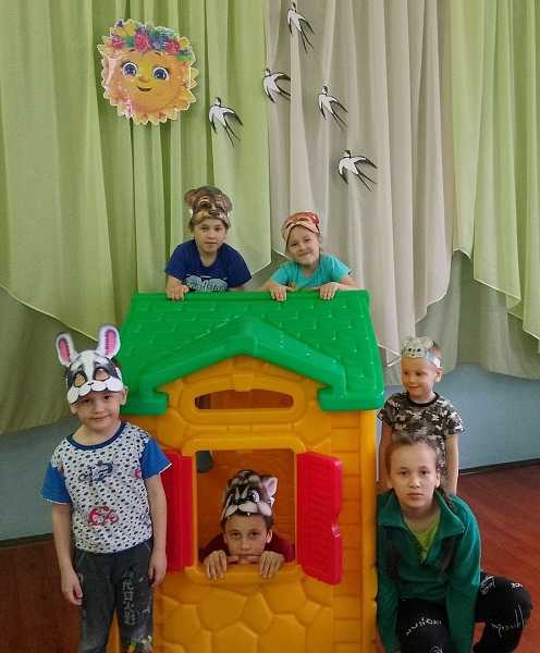 Стоит в поле теремок-теремок, Он не низок, не высок, не высок...??? Сегодня, ребята играли в сказку 