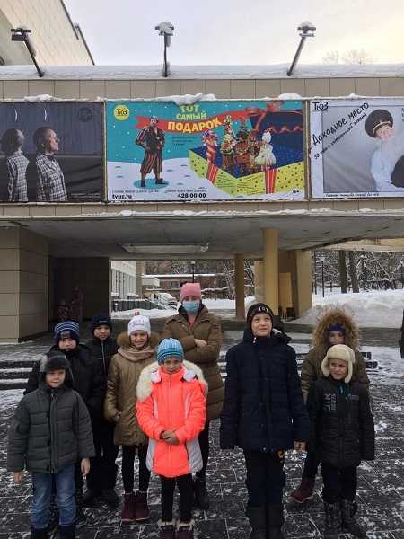 Поездка в ТЮЗ на спектакль «Тот самый подарок»