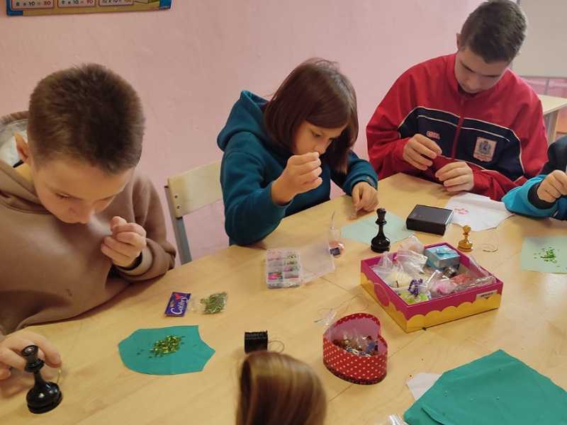РЕБЯТА СТАРШЕЙ ГРУППЫ ПОЗНАКОМИЛИСЬ С АЗАМИ БИСЕРОПЛЕТЕНИЯ