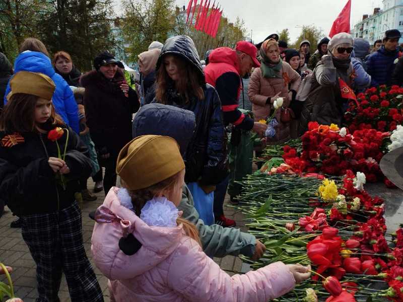Поклонимся великим тем годам