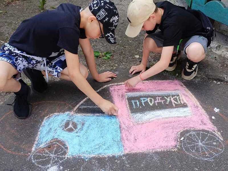 Рисование мелками на асфальте